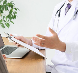 内科・精神科の医師が対応